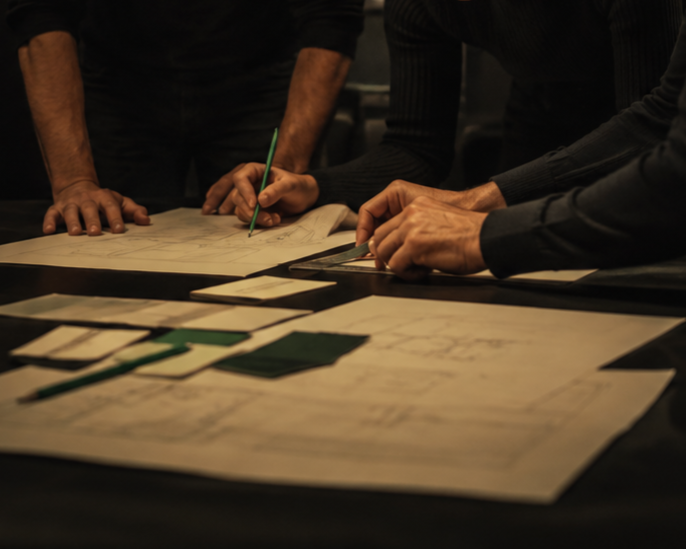 Equipo de Grownest trabajando sobre planos técnicos de un sistema de crecimiento